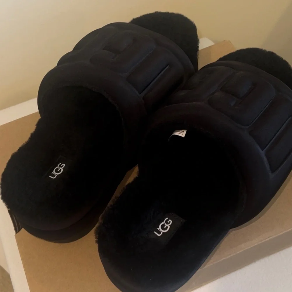 UGG Women's Graphic Maxi Slide
Black size 10 - Picture 1 of 5